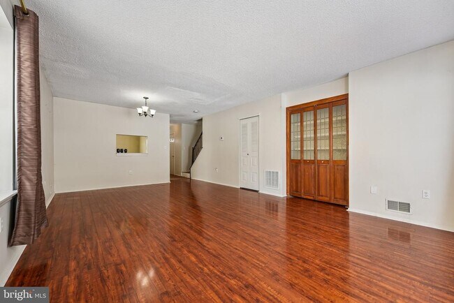 Building Photo - 8 Marsh Ct