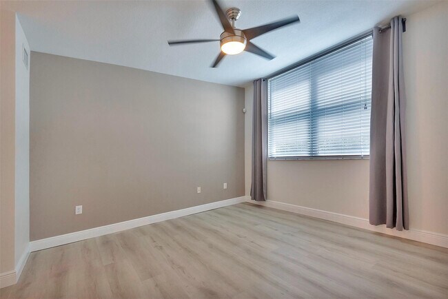 Building Photo - 2421 NE 65th St