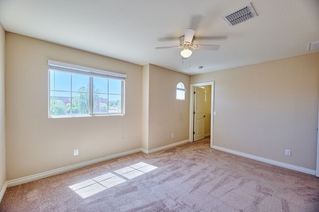 Building Photo - Lynx