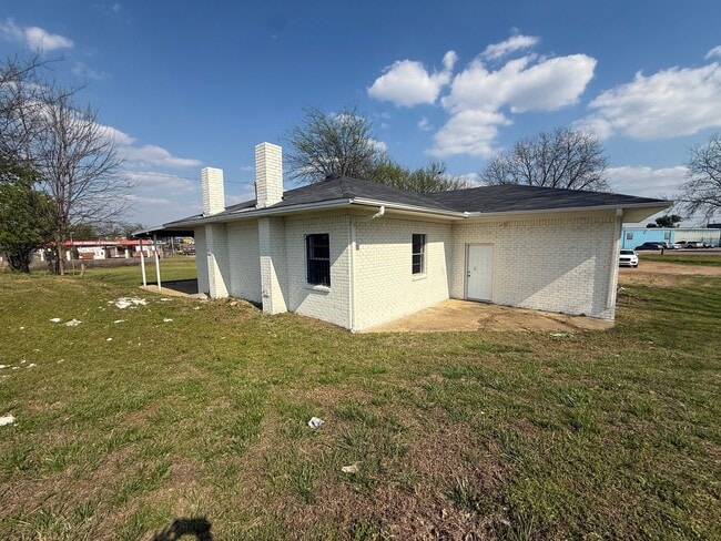 Building Photo - Renovated 5 Bedroom 2 Bath Home for Rent!