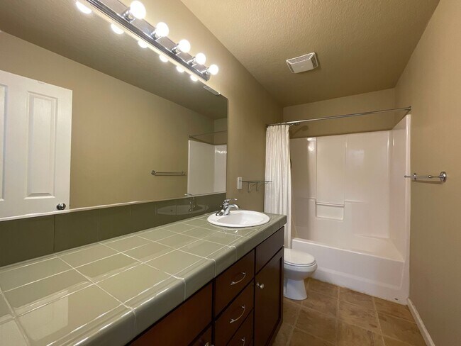 Building Photo - 3 Bedroom 2.5 Bathroom House with Bonus Room ~ Garage, A/C, includes Washer and Dryer ~ Close to ...