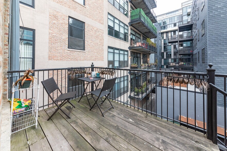 Building Photo - 842 W Adams St