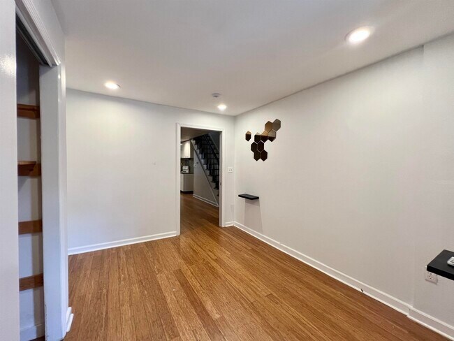 Building Photo - 148 Webster Ave