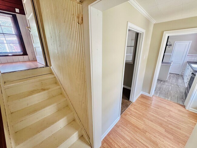 Building Photo - Charming 5-Bedroom Home with In-Law Suite ...