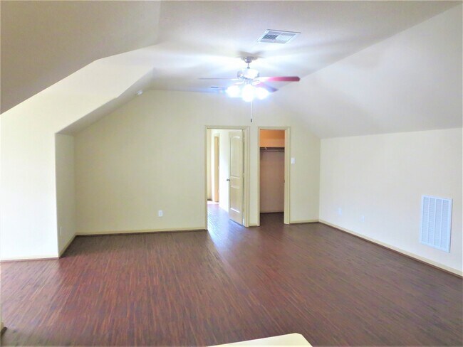 Building Photo - 18911 Cove Mill Ln