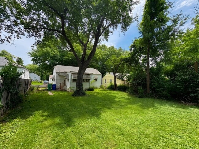 Building Photo - 7724 Monroe Dr
