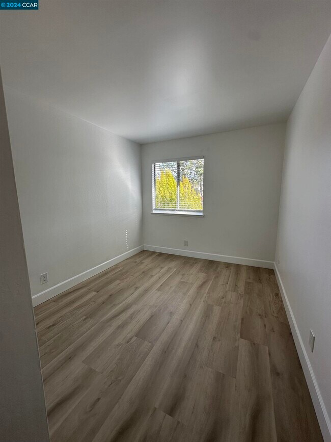 Building Photo - 1700 Siskiyou Dr