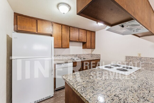 Building Photo - 5535 E Knoll Dr