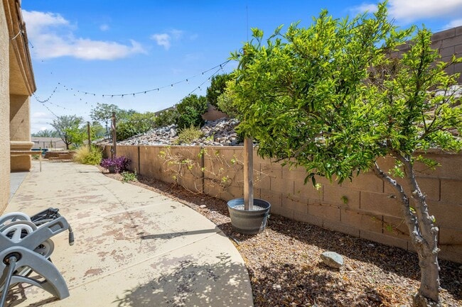 Building Photo - Beautiful Home with Pool and Spa and 3 car...