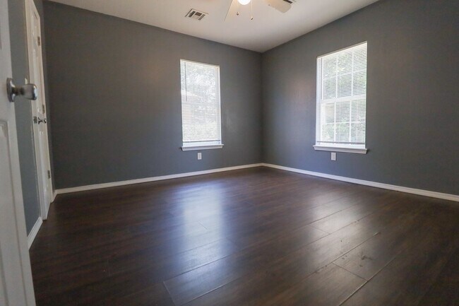 Building Photo - 353 S Zunis Ave