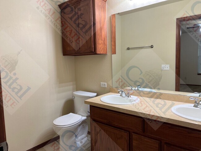 Building Photo - Spacious Duplex in Harrah