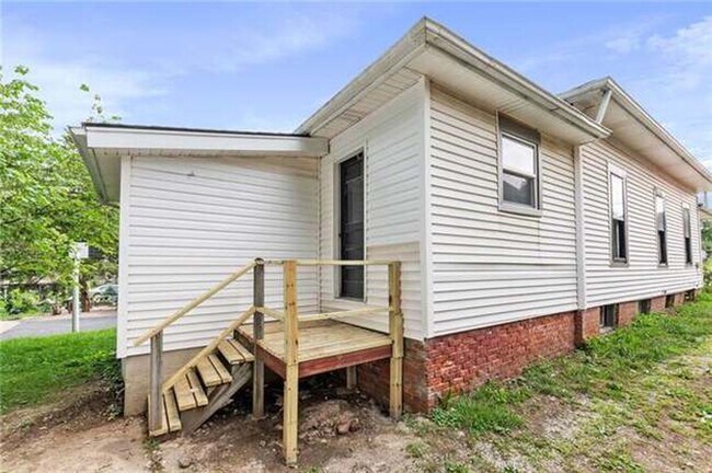 Building Photo - Charming 3 Bed, 3 Bath Bungalow in Independence!