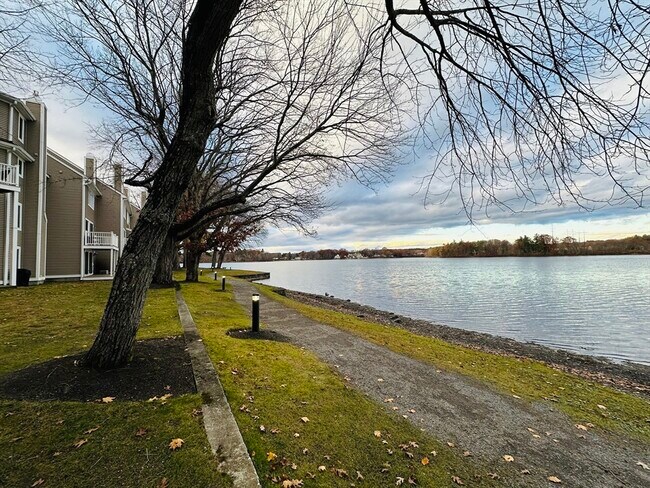 Building Photo - 46 Pointe Rok Dr