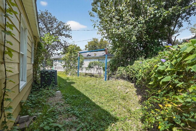 Building Photo - 709 S 7th St