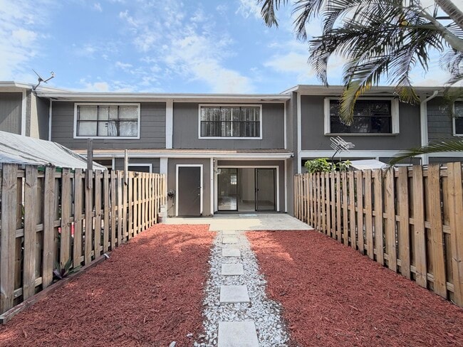 Building Photo - 799 Hill Dr