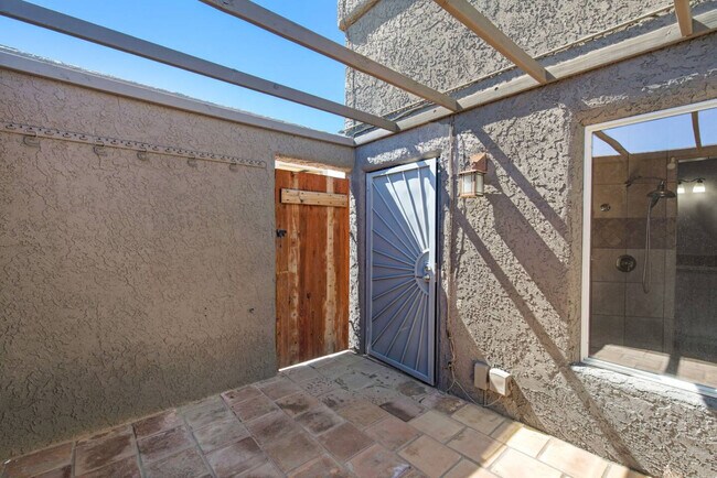 Building Photo - 1800 Burgundy Dr