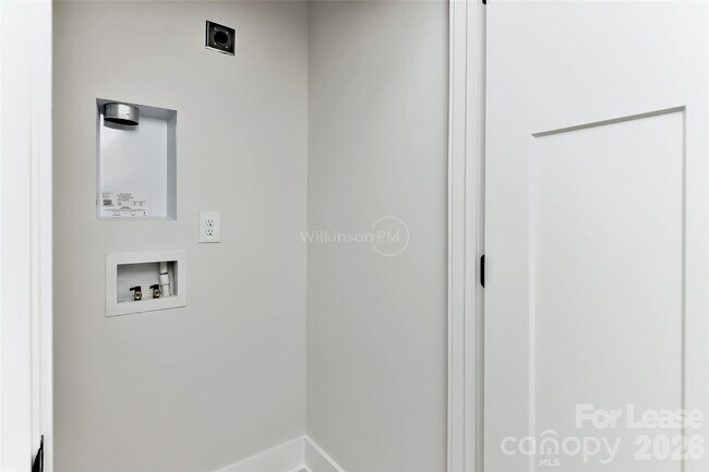 Building Photo - 2204 Northend Dr