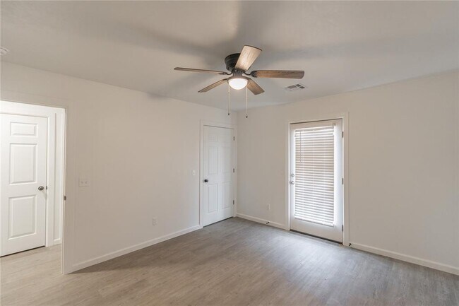 Building Photo - 533 Parkhill Cir