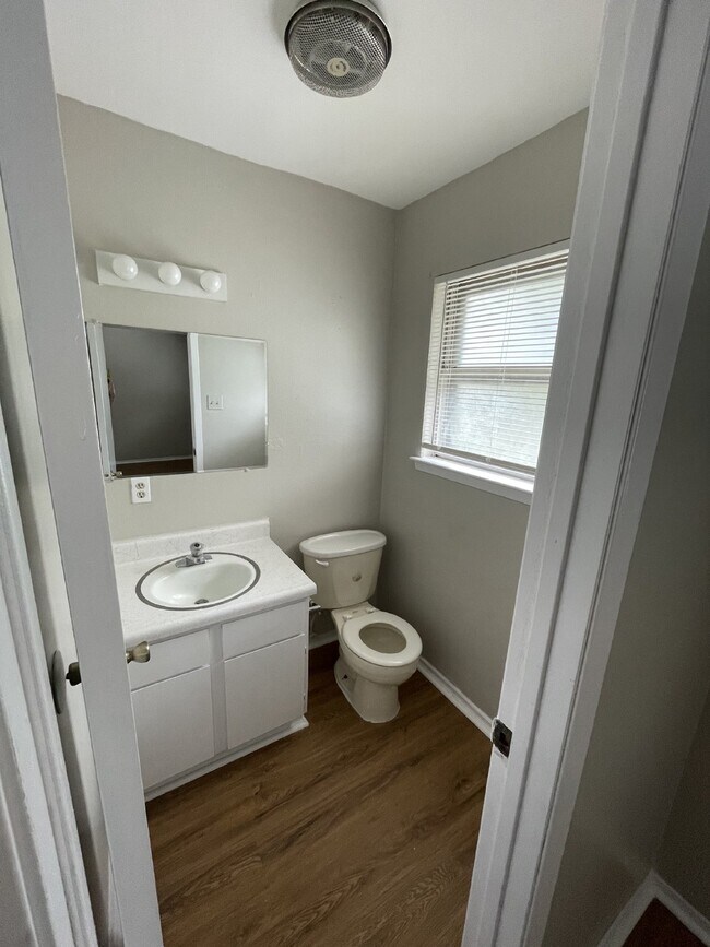 Building Photo - Gorgeous 3 bedroom, 2 bedroom with garage ...
