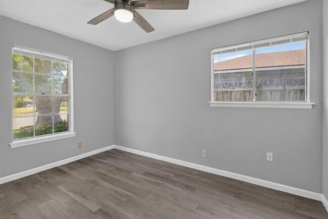 Building Photo - 8602 Colonial Dr