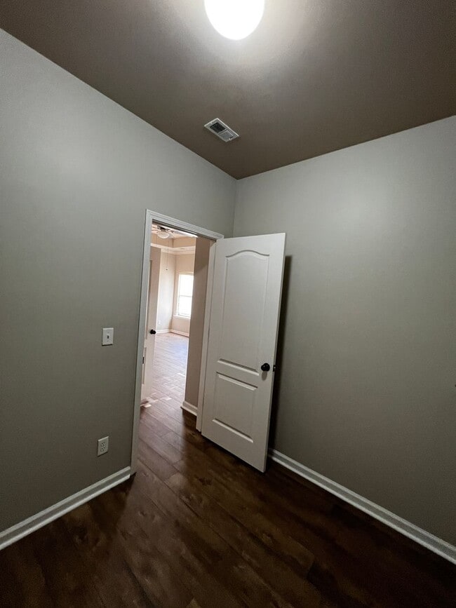 Building Photo - Fultondale/ Chapel Hill Sub-Division 4 BR / 2 Barhrooms / 2 car Garage