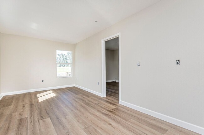 Building Photo - 25265 Carlsbad Ave