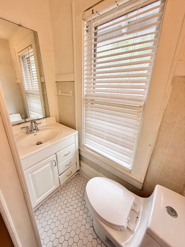 Building Photo - 122 E Hibiscus Dr