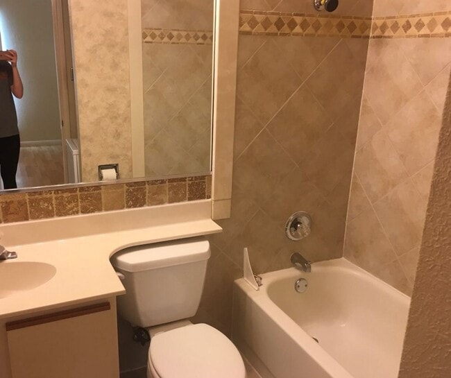 Building Photo - Hyde Park Oaks 1 Bedroom - Fall 2026 West Campus