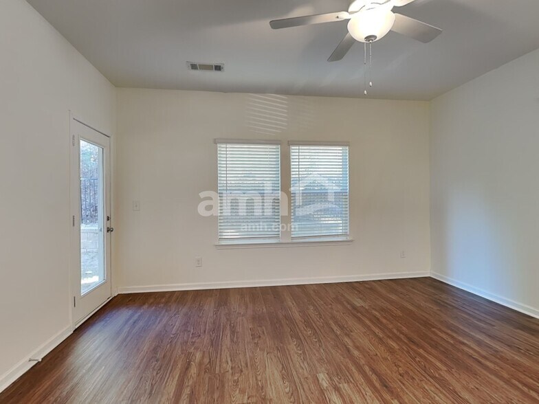 Building Photo - 307 Camp dr