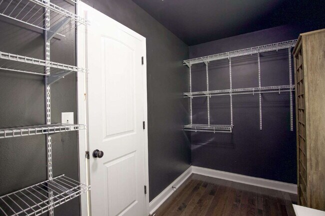 Building Photo - *Lease Special!* Fiber optic internet incl...
