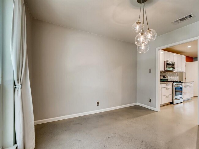 Building Photo - 2500 Candlewood Ct