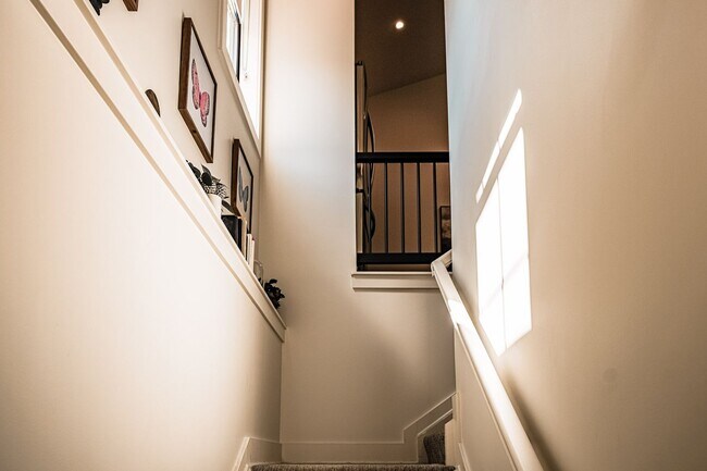 Building Photo - Modern Elegance w/ Garage Parking in Germa...
