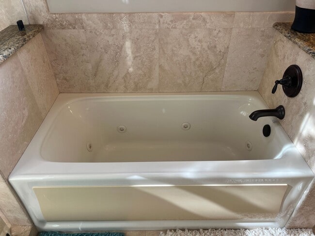 Building Photo - Walk to the Beach from this Furnished and Renovated Condo!