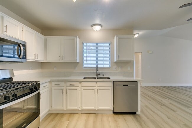 Building Photo - Charming 3-Bed, 2-Bath Single-Story Home i...