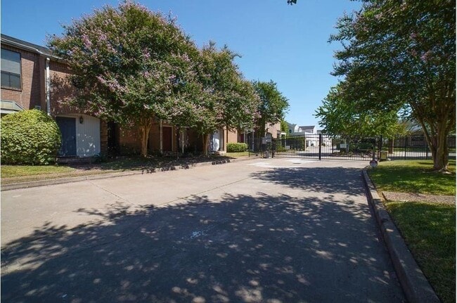 Building Photo - 12550 Piping Rock Dr