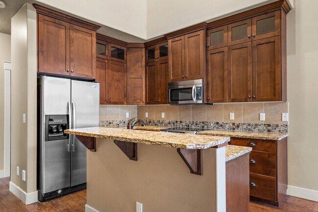 Building Photo - 923 S Lone Willow Ave