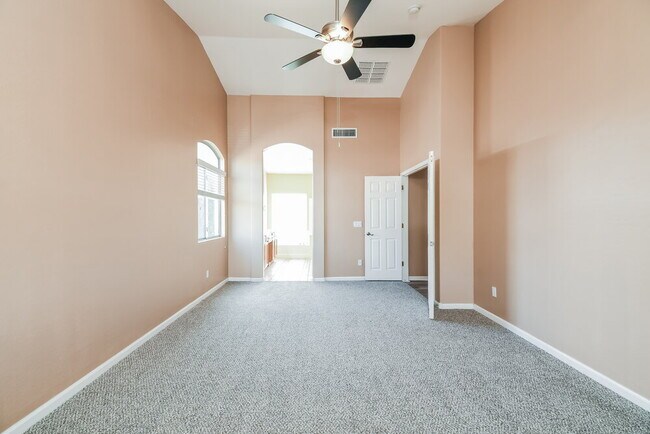 Building Photo - 10047 E Lakeview Ave