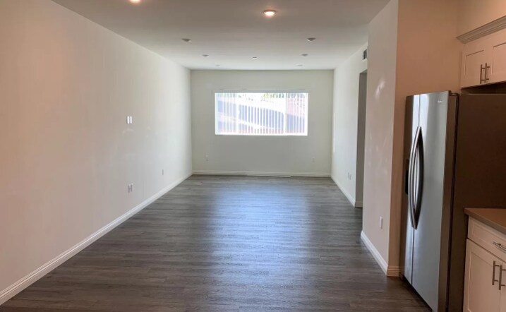 Building Photo - 14143 Burbank Blvd