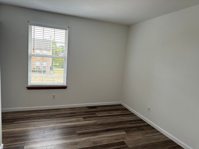 Building Photo - Beautiful 4Bedroom 2.5 bath 2 Car Garage I...