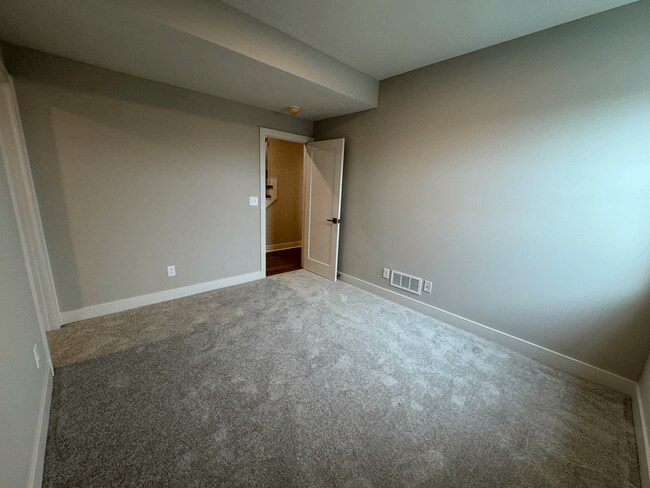 Building Photo - 1401 SW Winthrop Dr