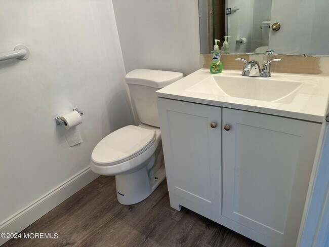 Building Photo - 204 Forsythia Ln