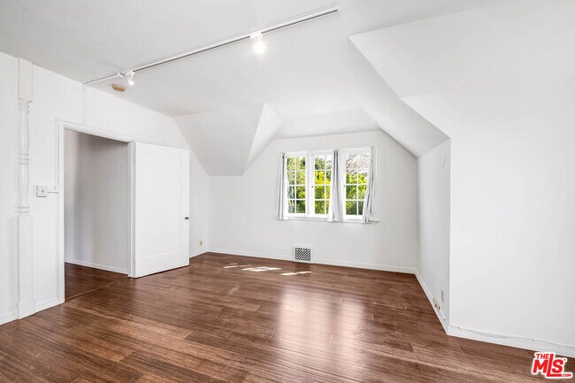 Building Photo - 2441 Glendower Ave