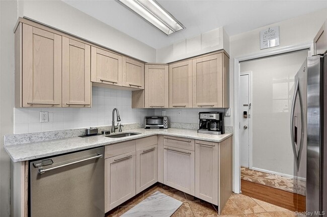 Building Photo - 16 Roundtree Cir