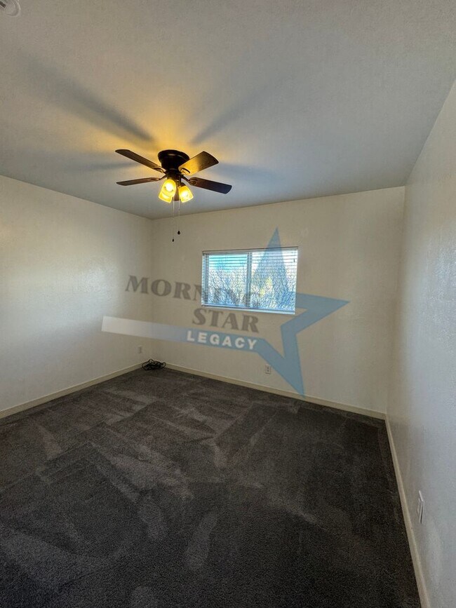 Building Photo - Hurry Leasing Special!! 3-Bedroom Home