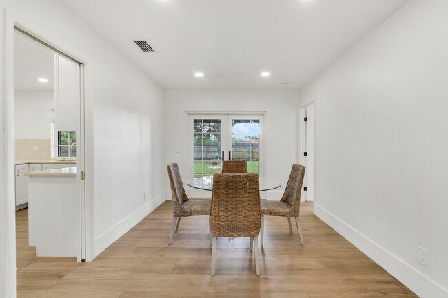 Building Photo - 1009 Alamanda Dr