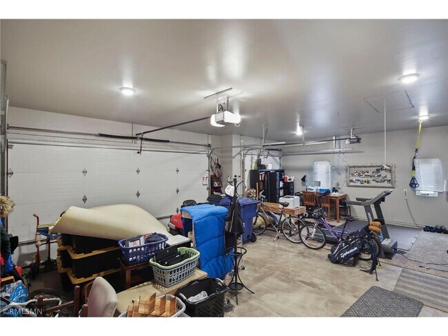 Building Photo - 652 Maywood Dr