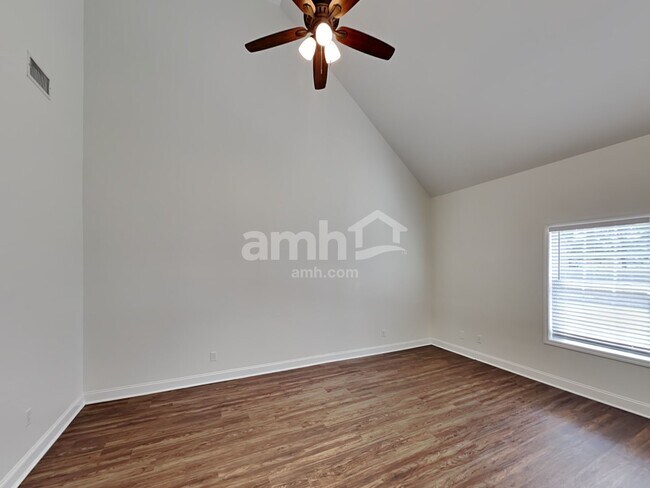 Building Photo - 107 Buster St