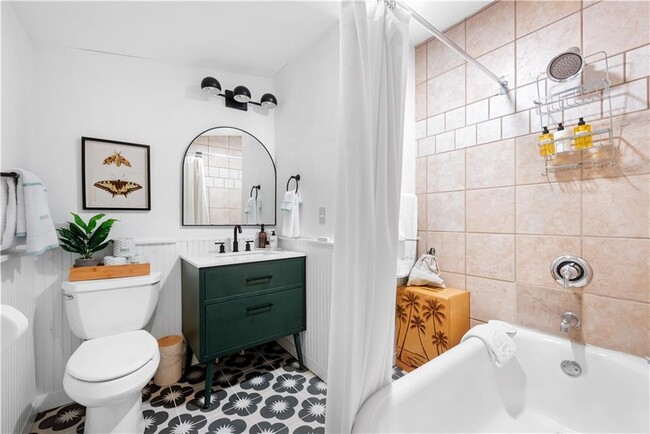 Building Photo - 720 Mollie St SE