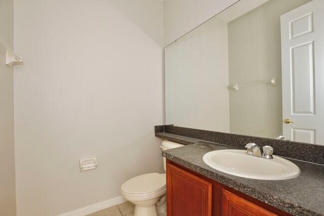 Building Photo - Spacious 4/2.5 Townhome in Gated Community in Avalon Park - Orlando