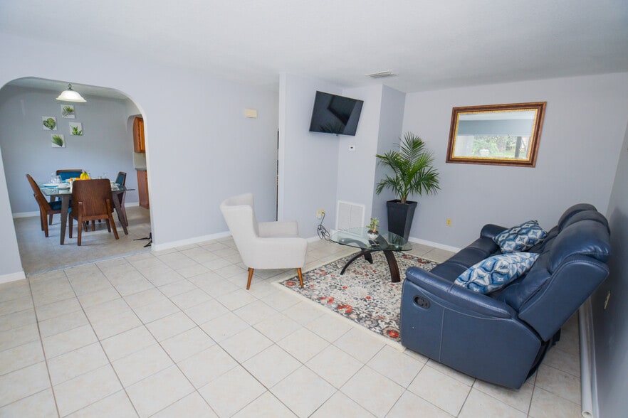 Living & Dining - 913 Sumter St